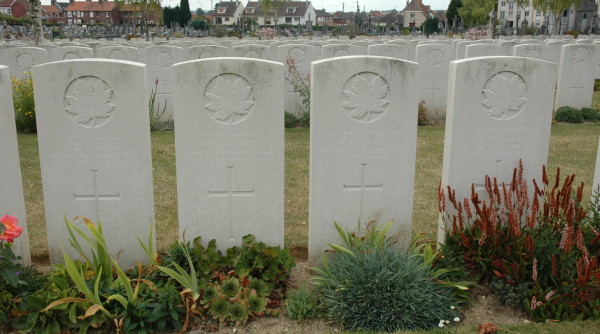 Neighbouring graves of four soldiers of The RCR who all died on 1 October 1916.