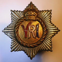 Guelphic crown cap badge with enameled “VRI” in red, white and blue.
